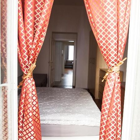 2B Pechackova Family Apartment With Balcony By The River Прага Екстериор снимка