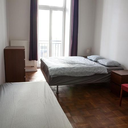 2B Pechackova Family Apartment With Balcony By The River Прага Екстериор снимка