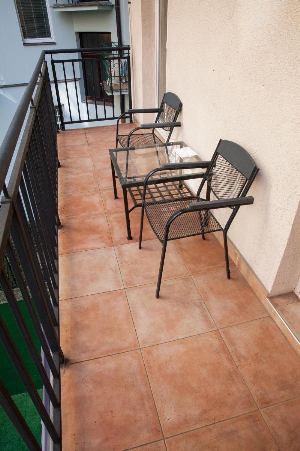 2B Pechackova Family Apartment With Balcony By The River Прага Екстериор снимка