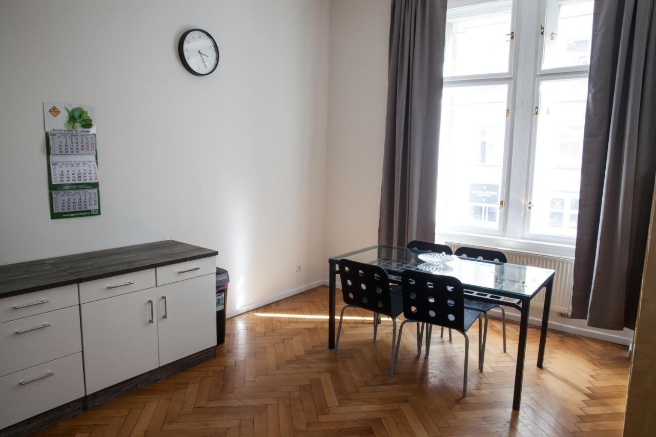 2B Pechackova Family Apartment With Balcony By The River Прага Екстериор снимка