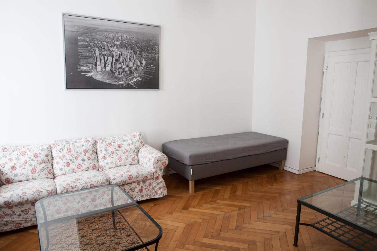 2B Pechackova Family Apartment With Balcony By The River Прага Екстериор снимка