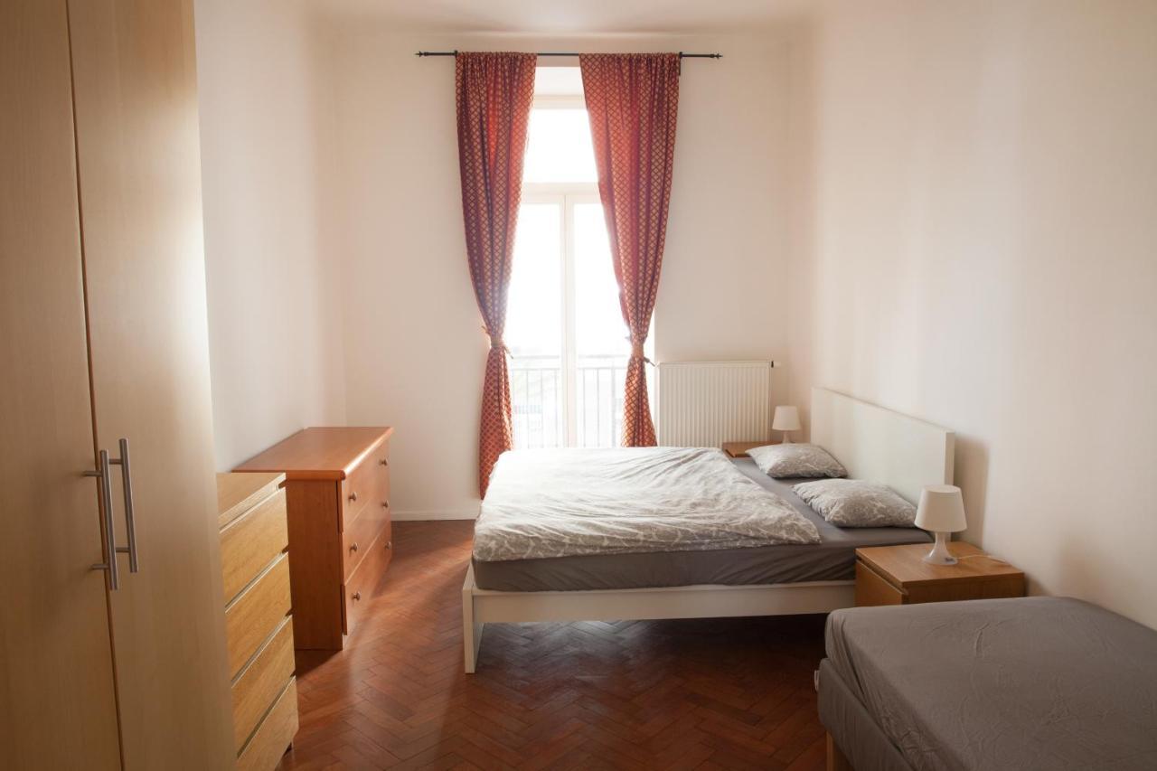 2B Pechackova Family Apartment With Balcony By The River Прага Екстериор снимка