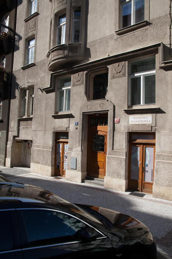2B Pechackova Family Apartment With Balcony By The River Прага Екстериор снимка