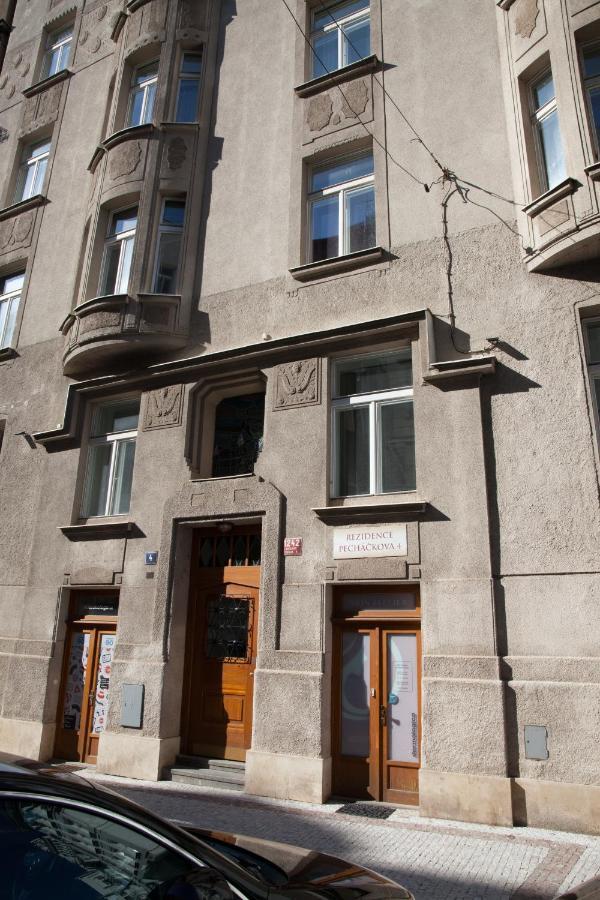 2B Pechackova Family Apartment With Balcony By The River Прага Екстериор снимка